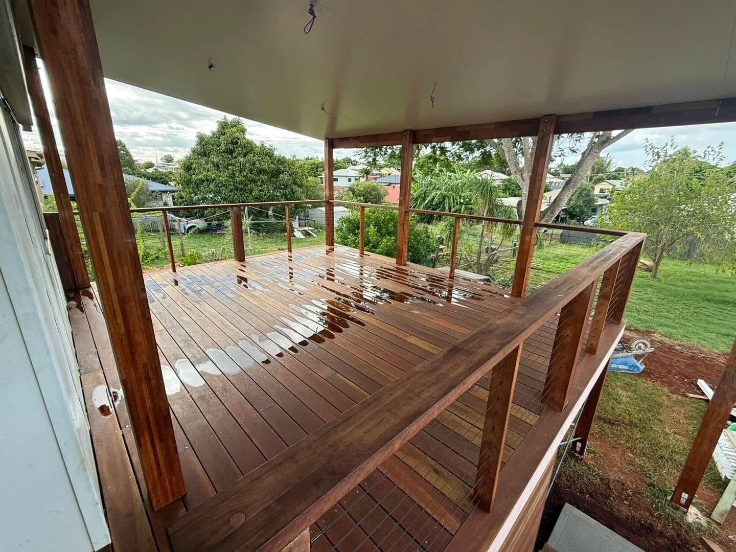 Elevated spotted gum deck with flyover roof — photograph 3