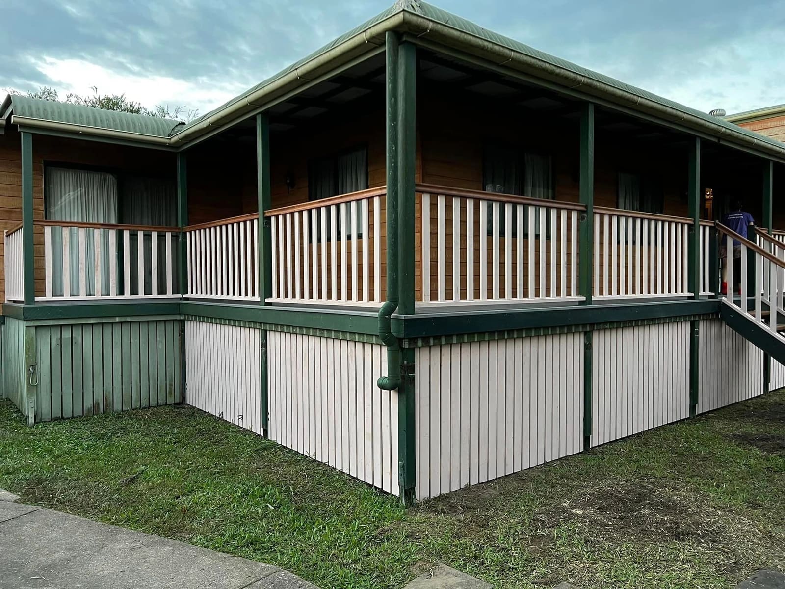 Queenslander deck rebuilt in EkoDeck Alpine Ash