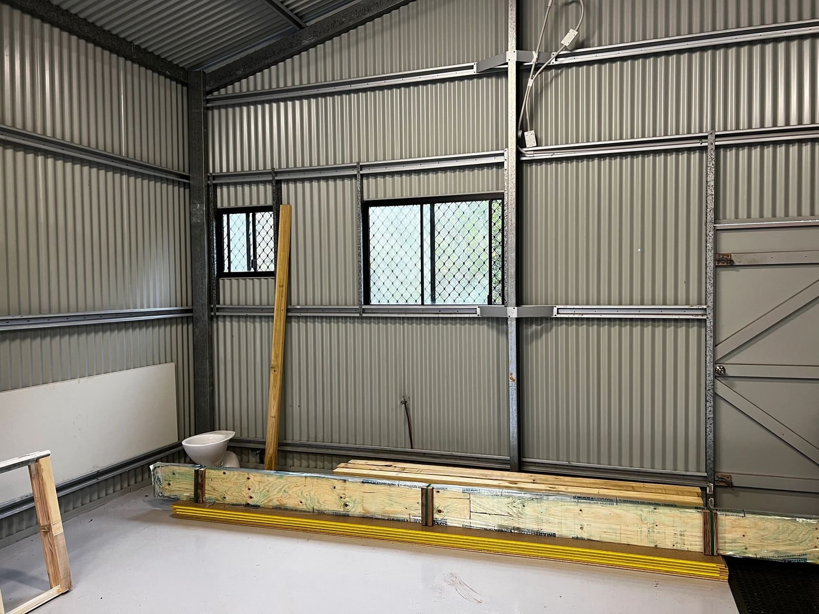 Shed mezzanine and living space — photograph 4